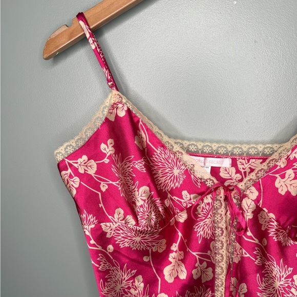 Victoria’s Secret 2000’s Hot Pink Satin Floral Lace Lined Open Split Mini Slip - Picture 3 of 10
